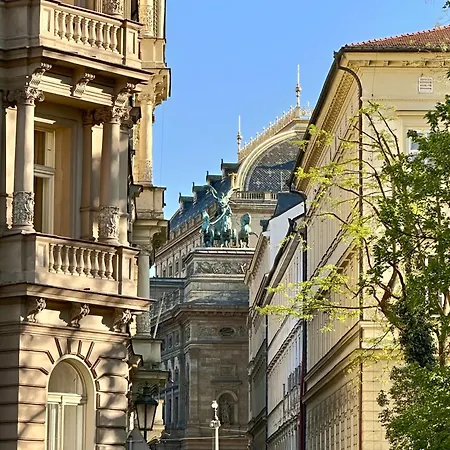 Divadelni - Historic Center & Steps From Charles Bridge Apartment
